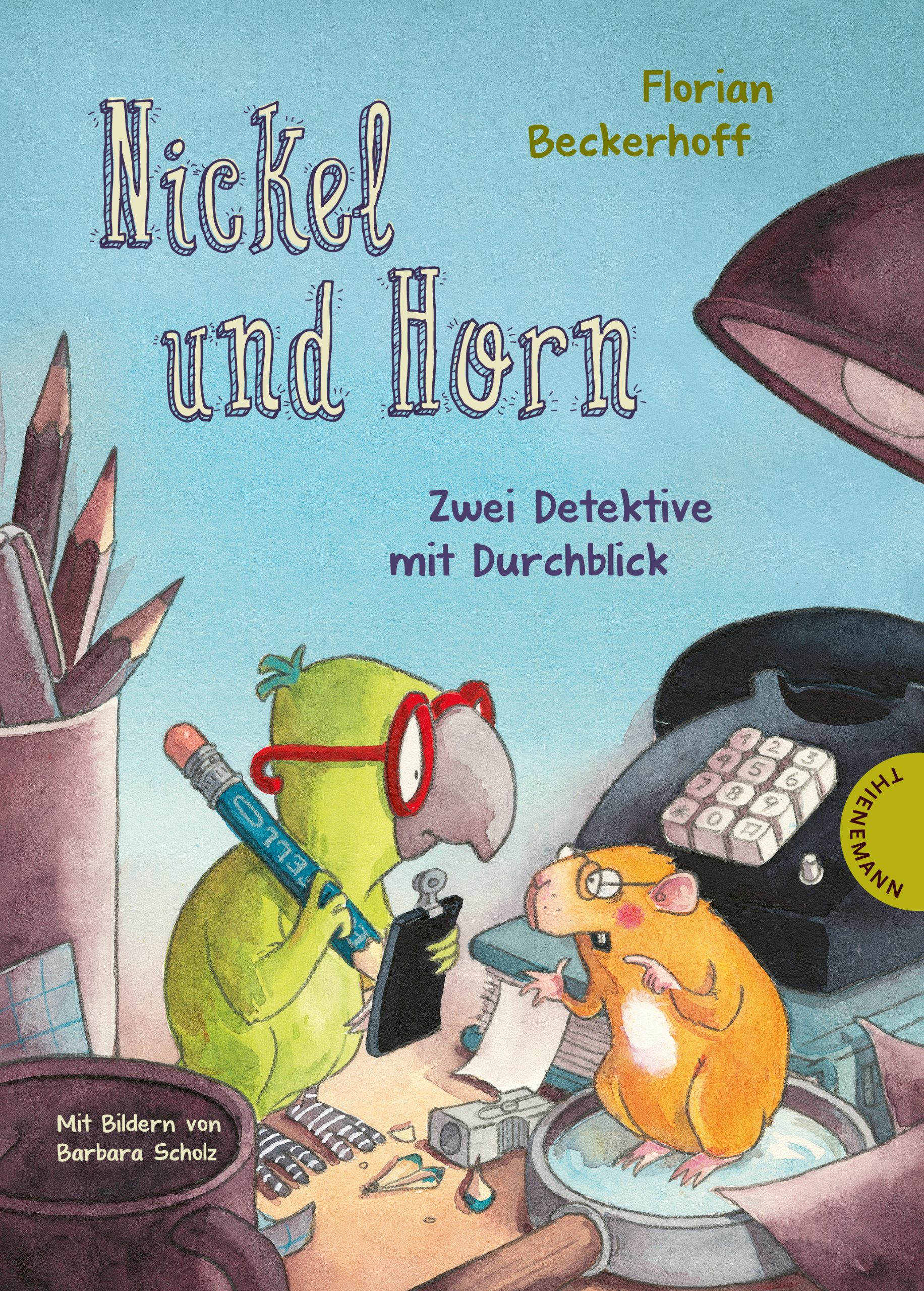 Das Buchcover zeigt einen grünen Vogel mit rotem Schnabel, der einen Bleistift hält, und ein orangefarbenes Meerschweinchen am Schreibtisch. Der Hintergrund ist hellblau, und es sind verschiedene Schreibutensilien sowie eine Schreibtischlampe zu sehen.